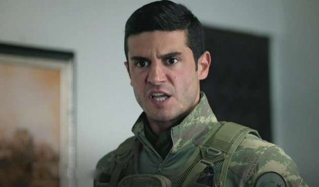 Set ekibine k&uuml;f&uuml;rler yağdırdı... Artık dizide yok!