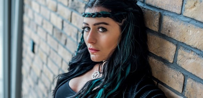 Deniz &Ccedil;akır hayranlarına patladı: Beni sevmeyin!