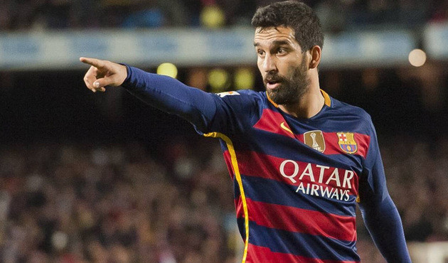 Milli takım u&ccedil;ağında rezalet: Arda Turan gazeteci Bilal Meşe'ye saldırdı!