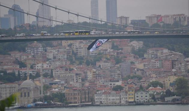 &Ouml;nce yaktılar, şimdi indirdiler! K&ouml;pr&uuml;de F.Bah&ccedil;e bayrağının yerine Beşiktaş bayrağı...