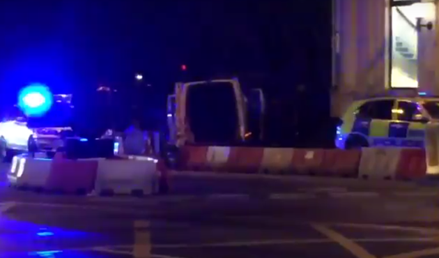 Londra'da ter&ouml;r alarmı! "3 kişi insanları umursamadan bı&ccedil;akladı"/VİDEO