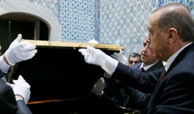 O kadar &ouml;zel ki... Cumhurbaşkanı Erdoğan eldiven takarak o kapağı a&ccedil;tı!