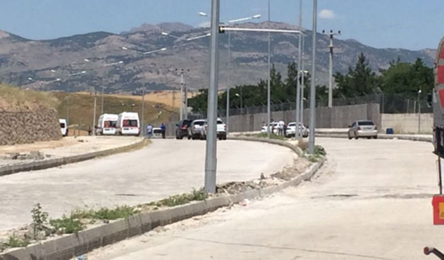 Batman'da jandarma karakolu &ouml;n&uuml;nde ara&ccedil; patladı! Yaralılar var...