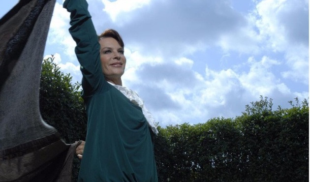 Usta oyuncu Amerika'da ameliyat olmuştu... H&uuml;lya Ko&ccedil;yiğit'ten g&uuml;nler sonra ilk fotoğraf!