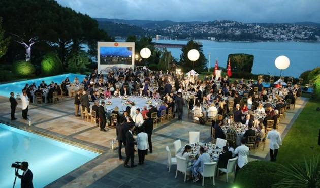 Erdoğan sanat&ccedil;ı ve sporcularla iftar yaptı!