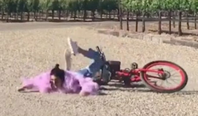 Kendall Jenner yere b&ouml;yle kapaklandı! / VİDEO