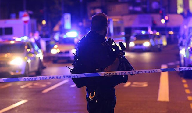 Londra'da teravih namazından &ccedil;ıkan M&uuml;sl&uuml;manlara saldırı