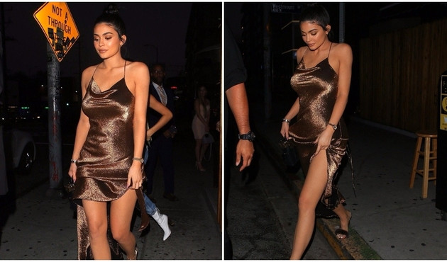 Kardashian'ların en k&uuml;&ccedil;&uuml;ğ&uuml; Kylie Jenner'in bronz elbisesi olay oldu!