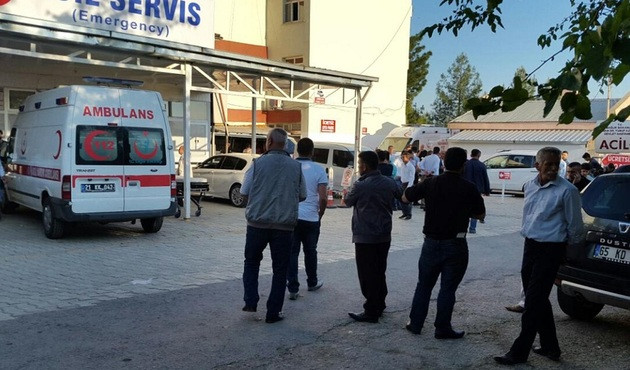 Polis midib&uuml;s&uuml; ile sivil ara&ccedil; &ccedil;arpıştı! &Ouml;l&uuml; ve yaralılar var... / VİDEO