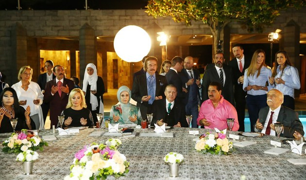 Cumhurbaşkanı Erdoğan, sanat&ccedil;ı ve sporcularla bir araya geldi...