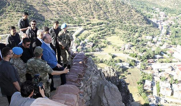 Bakan Soylu bayramın ilk g&uuml;n&uuml;n&uuml; sınırda vatan n&ouml;bet&ccedil;ileri ile ge&ccedil;irdi...