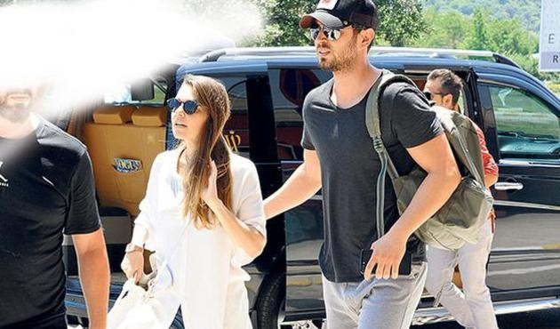 Murat Boz,  Aslı Enver'i Bodrum'a g&ouml;t&uuml;r&uuml;p ailesinin elini &ouml;pt&uuml;rd&uuml;