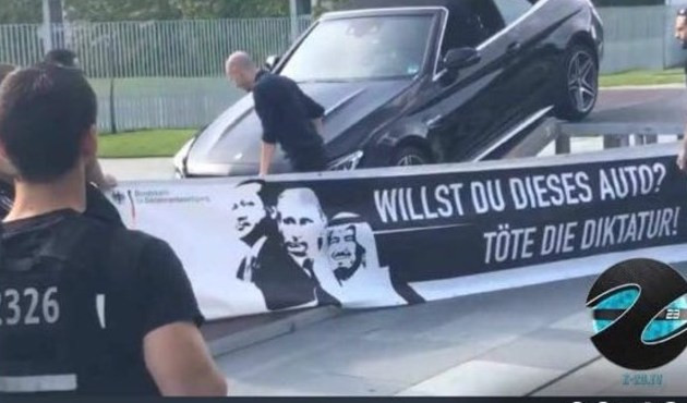 Almanya'da aşağılık afiş...Yine Cumhurbaşkanı'nı hedef g&ouml;sterdiler