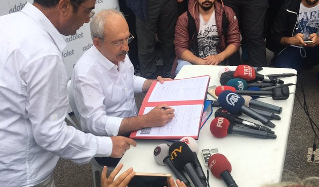 CHP referandum i&ccedil;in AİHM'e gidiyor! Kılı&ccedil;daroğlu imzayı canlı yayında attı...