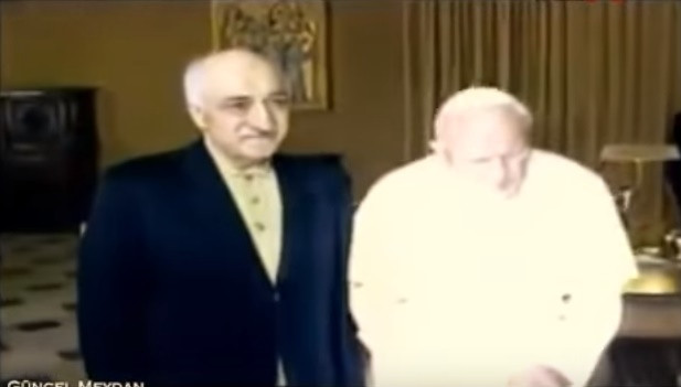 Bu video g&uuml;ndeme bomba gibi d&uuml;şt&uuml;! G&uuml;len'in Papa'ya g&ouml;nderdiği mektuptaki imzanın şok eden sırrı