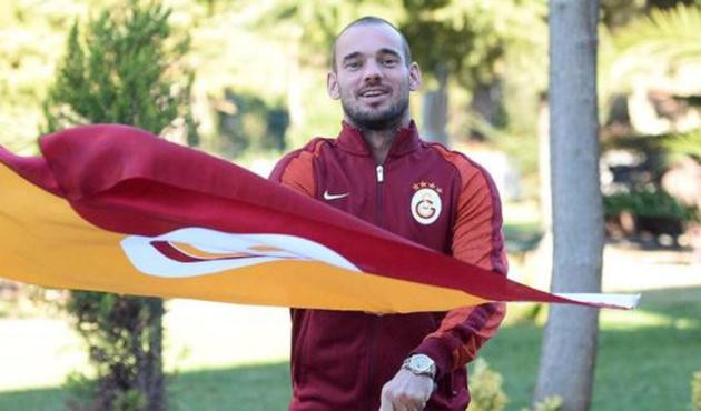 Wesley Sneijder taraftara m&uuml;jdeyi verdi! / VİDEO