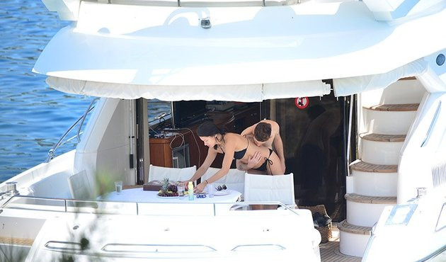 Metin Hara ve Adriana Lima mavi tura &ccedil;ıktı! Doludizgin aşk tatili&hellip;