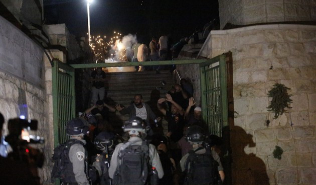 Mescid-i Aksa'da İsrail ter&ouml;r&uuml; devam ediyor: 22 yaralı...