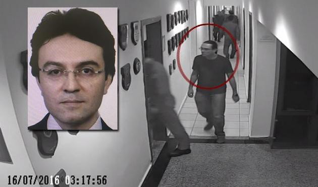 Akıncı &Uuml;ss&uuml;'ndeki at kuyruklu 'sivil imamın' evinde dikkat &ccedil;eken fotoğraf!