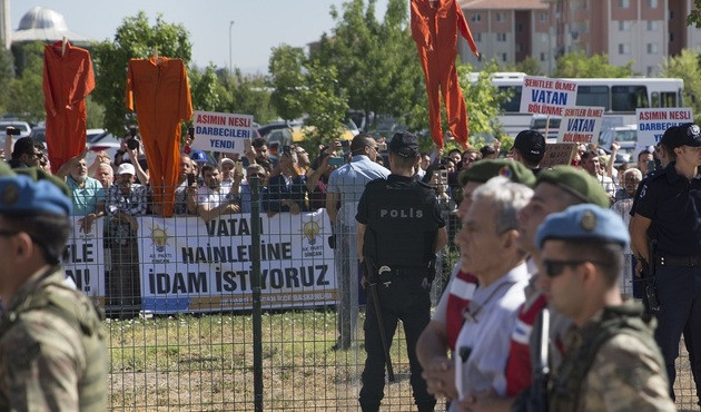 Sincan'da b&uuml;y&uuml;k tepki! Şehit yakınları ve gaziler bariyerleri aşmaya &ccedil;alıştı...