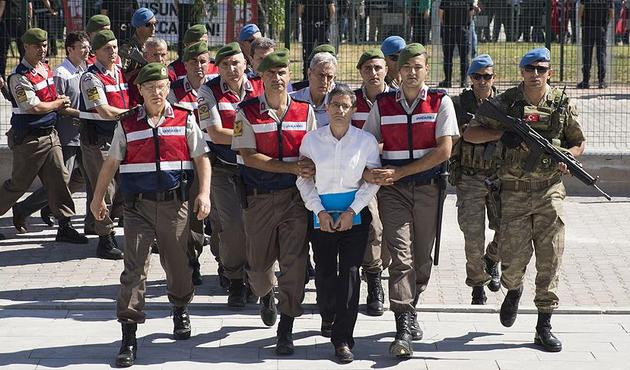 Sivil imamdan akıllara zarar savunma! Darbeye karışmamış, g&ouml;r&uuml;nt&uuml;ler tesad&uuml;fm&uuml;ş...