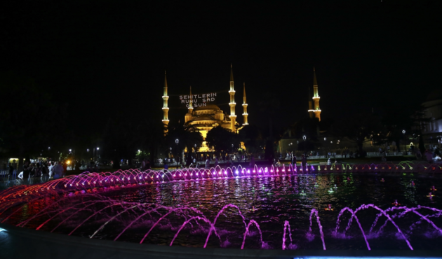 Tarihi camilere mahyalar "15 Temmuz" i&ccedil;in asıldı!