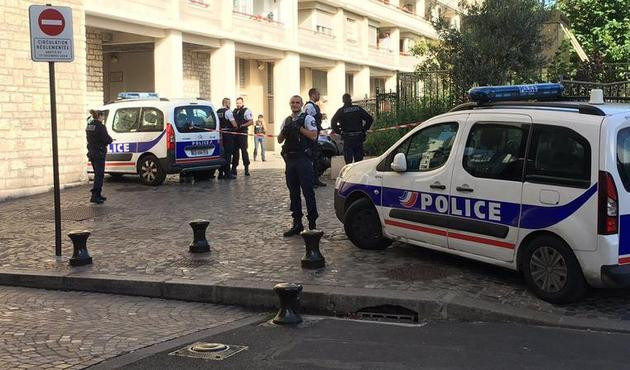 Paris'te bir ara&ccedil; askerlerin &uuml;zerine s&uuml;r&uuml;ld&uuml;, yaralılar var! İşte ilk g&ouml;r&uuml;nt&uuml;ler...