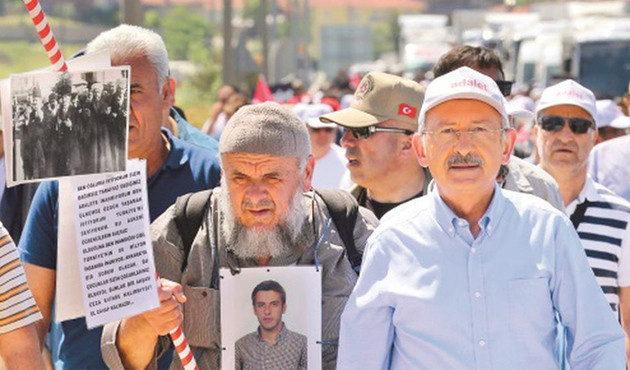 Kılı&ccedil;daroğlu'yla yan yana y&uuml;r&uuml;yen Veysel Kılı&ccedil;&rsquo;ın oğlu hain &ccedil;ıktı!