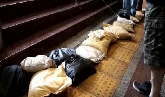 &Ouml;nce Avrupa yakasını vurdu! Metro istasyonlarında kum torbalı &ouml;nlem...