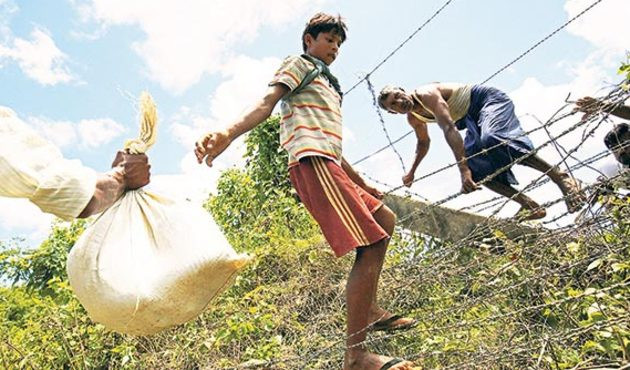 Katliamdan ka&ccedil;ış! Myanmar'daki M&uuml;sl&uuml;manlar Bangladeş'e ge&ccedil;iş yaptı