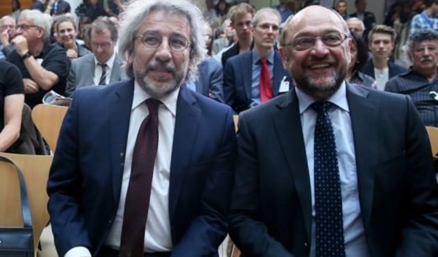 SPD'nin Başbakan adayı Martin Schulz iyice &ouml;l&ccedil;&uuml;y&uuml; ka&ccedil;ırdı!