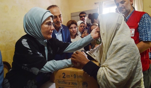 Emine Erdoğan Bangladeş'teki kampları ziyaret etti...