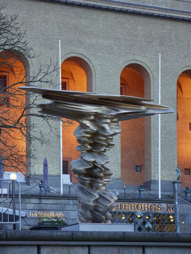 1504880645_Tony_Cragg__Must_Be__350x446x152_bronze_2012__Bes__inci_element_sergisi_