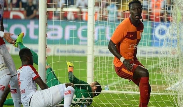 Galatasaray'da Bafetimbi Gomis yine şov yaptı!