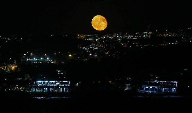 İstanbul'da dolunay ş&ouml;leni...