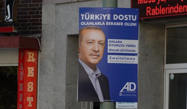 Cumhurbaşkanı Erdoğan'ın s&ouml;zleri Almanya sokaklarında!