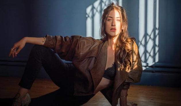 Hazal Kaya'dan &uuml;nl&uuml; oyuncuya şok s&ouml;zler: "Bunu aşağılık kompleksine bağlıyorum"