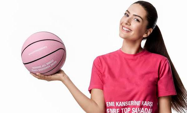 berguzar-korel-den-meme-kanserine-pembe-top-lu--1791018_1