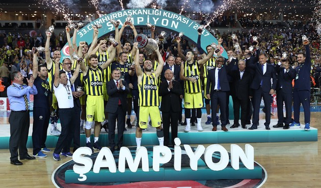Fenerbah&ccedil;e, kupasını Fahri Kasırga ve Osman Aşkın Bak'ın elinden aldı!