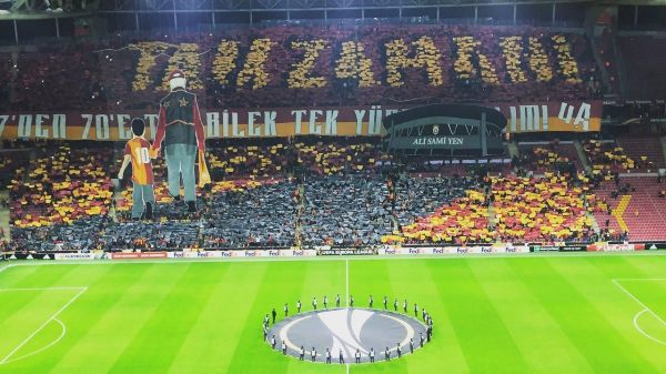 galatasaray_taraftarAndan_fenerbahcIe_macIA_kareografi