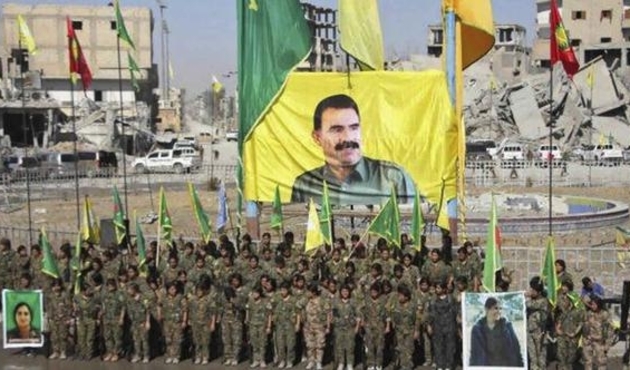ABD yol verdi, PKK'lılar Rakka'da &Ouml;calan posteri ile g&ouml;vde g&ouml;sterisi yaptı...