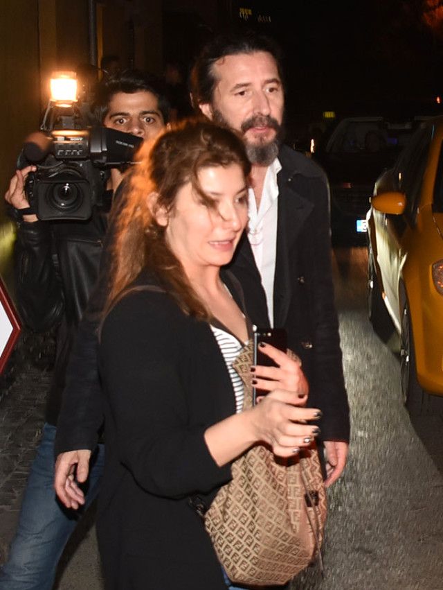sebnem-bozoklu-yeni-sevgilisiyle-el-ele-yakalandi-10156249_1582_m