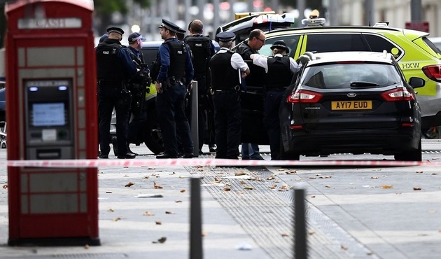 Londra'da bir ara&ccedil; kalabalığın arasına daldı! Yaralılar var... / VİDEO
