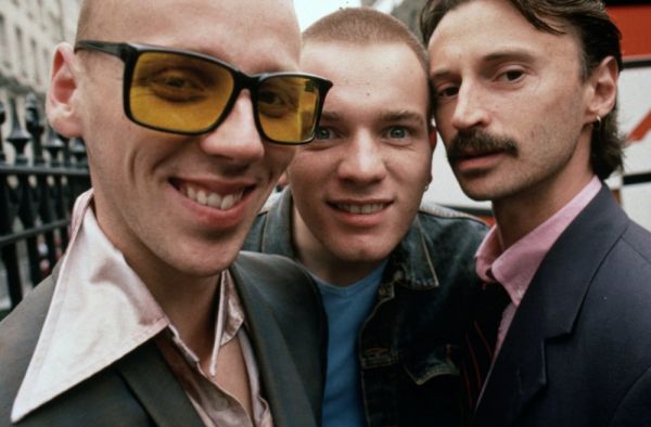 trainspotting-1996-008-ewan-bremner-ewan-mcgregor-robert-carlyle-00m-m63