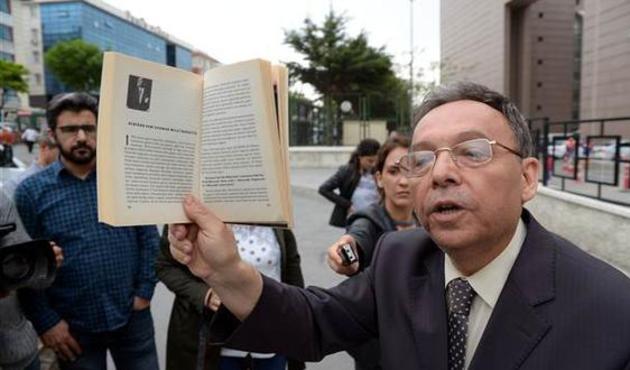 Atat&uuml;rk'e hakaretle su&ccedil;lanan yazar S&uuml;leyman Yeşilyurt tahliye edildi...