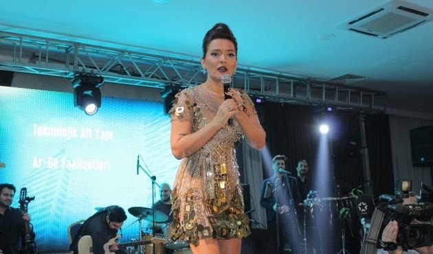 Demet Akalın konserinde faciadan d&ouml;n&uuml;ld&uuml;!