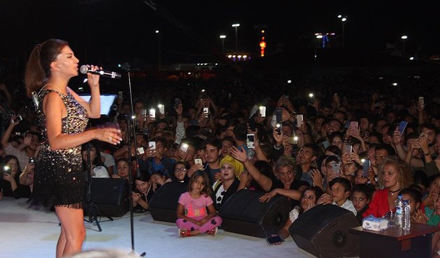 Ebru Yaşar sahnede ayakkabılarını &ccedil;ıkardı, g&ouml;bek attı!