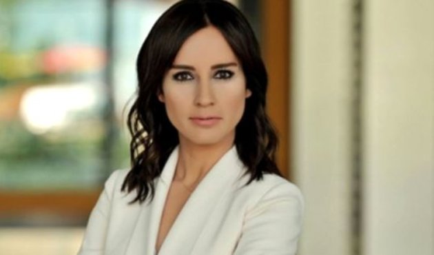 Nazlı &Ccedil;elik'e canlı yayında s&uuml;rpriz!