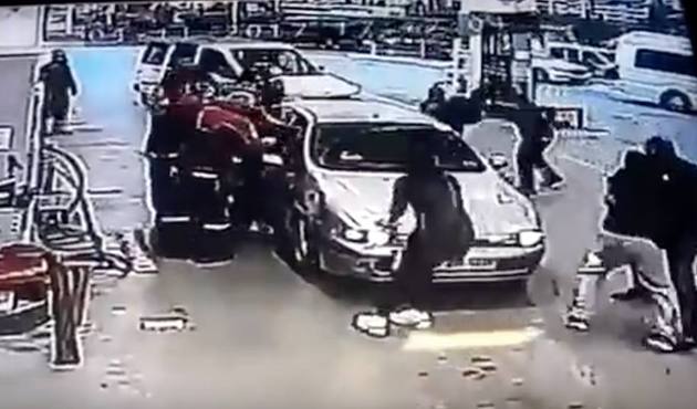 Ankara'da koltuk değnekli iki gaziyi tekme tokat d&ouml;vd&uuml;ler / VİDEO