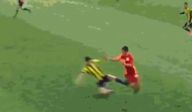 U17 derbisinde &ouml;yle bir tekme attı ki... / VİDEO
